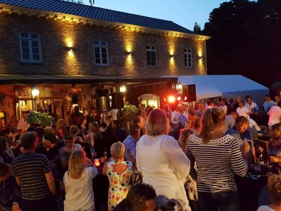 Pipowagen Met Prive Hot Tub Villa Lanaken Eksteriør billede
